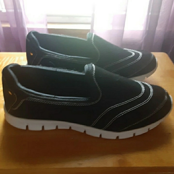 Shoes - Picture 3 of 7